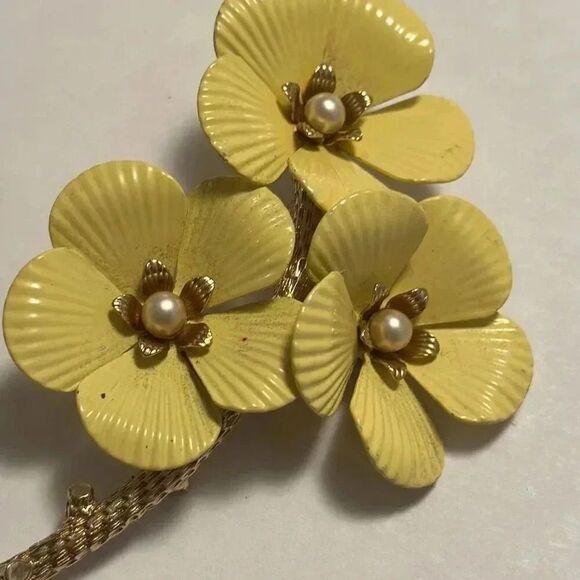 Vintage Sarah Coventry Brooch Enamel Yellow Flower Metal Blossoms - Picture 7 of 7